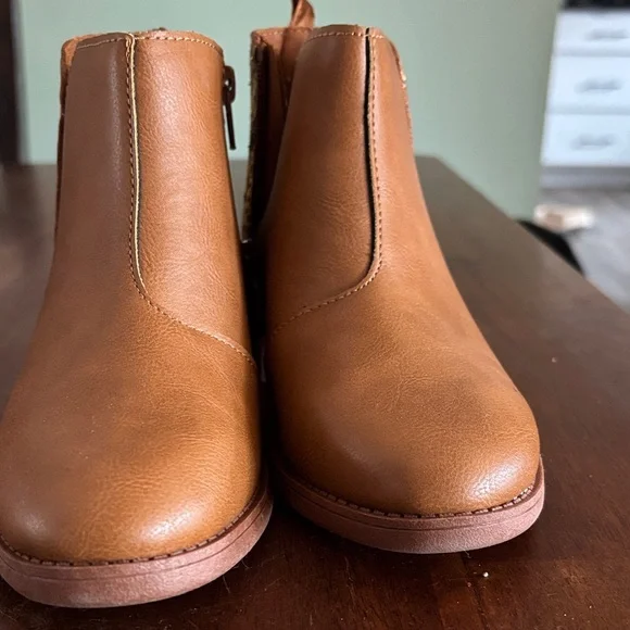 OshKosh B'gosh Brown and Gold Kids Dress Shoes - Picture 2 of 4